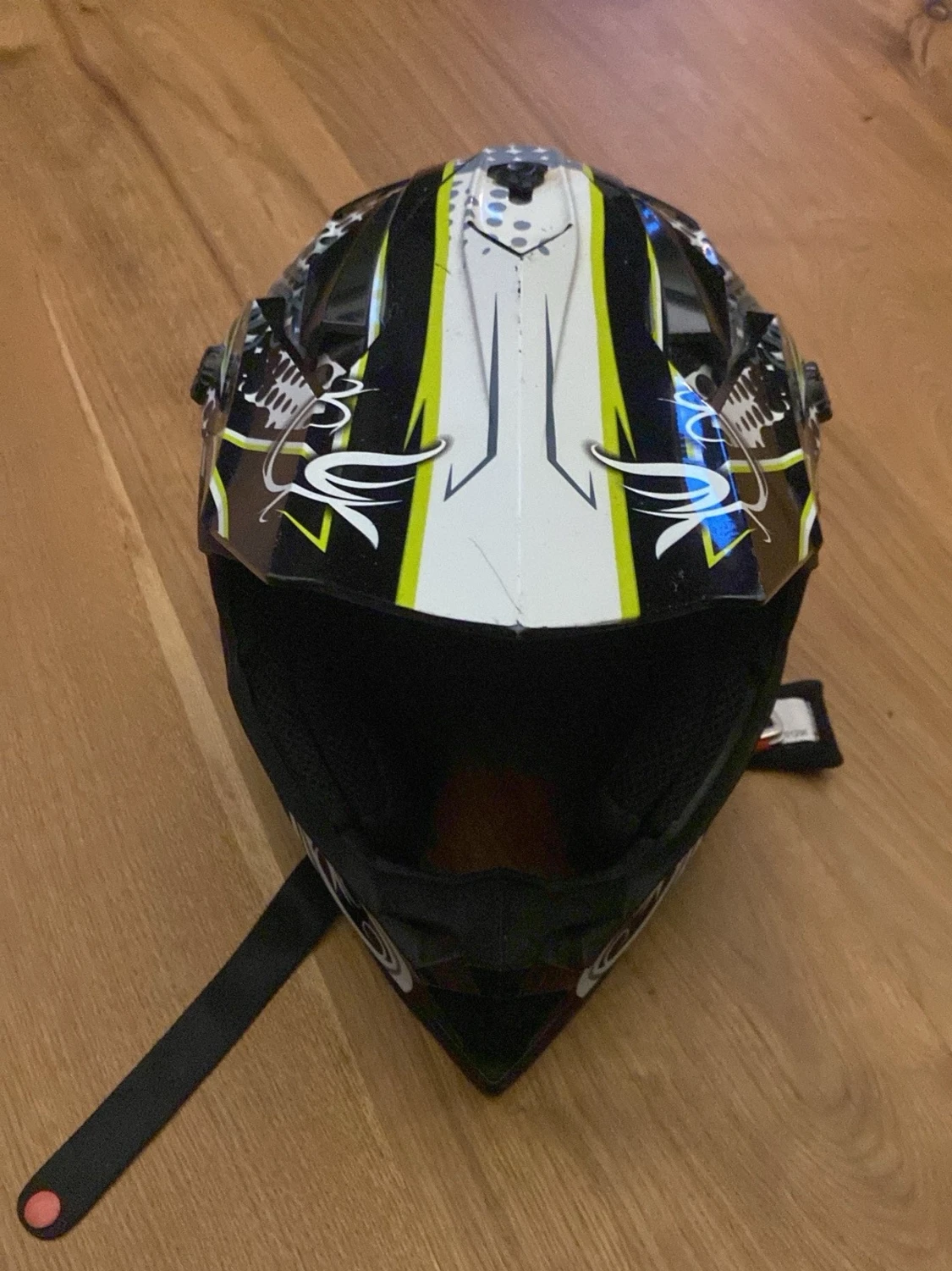 Svart och vit motocrosshjälm med mönster