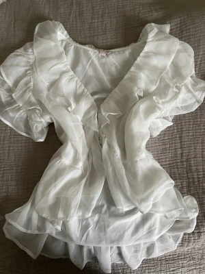 Vit blus från NELLY - Jättefin vit blus, endast använd 3 gånger då den är lite för stor för mig. 