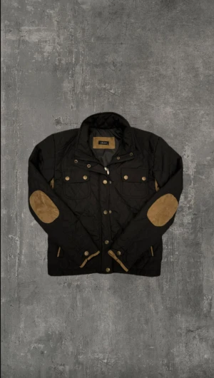 Quiltad jacka - Riktig snygg quiltad jacka från Chokri, storlek på jackan är  S och är i mycket bra skick! Mörkblå med Brun mocka detaljer.                                           Om du har några frågor så kontakta gärna oss! Mvh: Saint;)