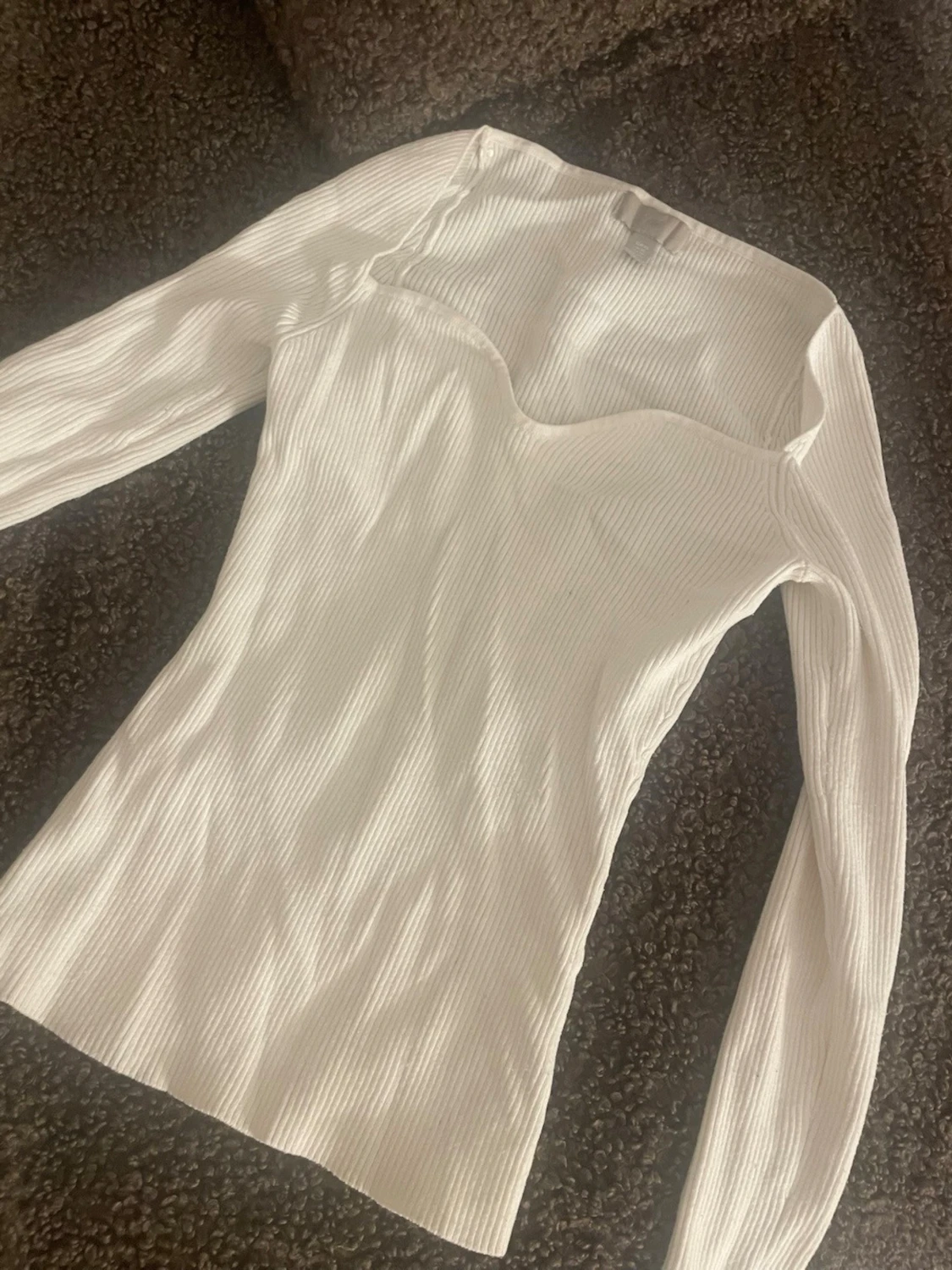 Vit ribbad långärmad topp med v-ringning - 2