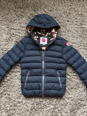 Colmar Jacka - Säljer denna snygga Colmar jackan i mycket fint skick!🤝Stolek M barnstorlek motsvarar XS!⭐️Skick : 9/10 ; Nypriset ligger på 2500kr!👍Hör gärna av er om ni har funderingar!🙌