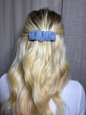 Blå jeansväst med enkel design - Vi i vårat uf företag tillverkar hårklämmor i återanvändt jeans 