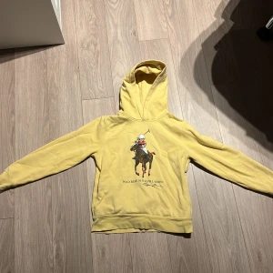 Ralph Raulen Hoosiers - Ralph Lauren hoodie. Väldigt bra skick. Inge deffekter vad jag kan se. Den är i storlek boys large.