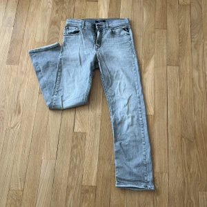 Ljusgrå jeansbyxor från Replay - Säljer ett par ljusgrå jeansbyxor från Replay, modell Thad. Byxorna har klassisk femficksdesign, raka ben och normal passform. Perfekta för dig som gillar en stilren och enkel look.