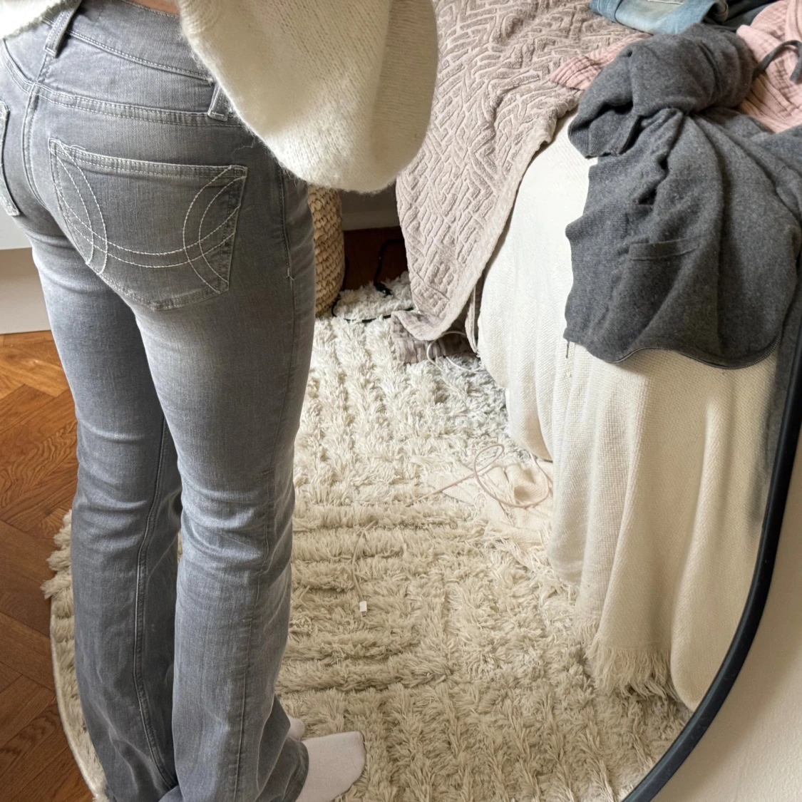 Grå bootcut jeans  - 2