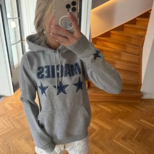 Hoodie - säljer en jättesöt hoddie då den inte kommer till användning💕💕