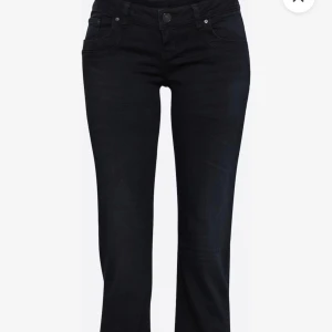 Svarta ltb jeans - Snygga svarta jeans med bootcut-modell och klassisk femficksdesign. Jeansen har normal midja och är tillverkade i ett stretchigt denimtyg som sitter skönt på kroppen. Perfekta för dig som gillar en tidlös och stilren look.