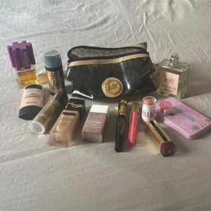 Sminkpaket plus Michael Kors neccesär - Säljer ett sminkset med svart och guld Michael Kors necessär, foundation från Max Factor och YSL, bronzing drops från Technic, mascara Lash Crown, rosa läppglans, rödbrunt läppstift, stickrouge, och Bubblegum Kiss ögonskuggspalett i lila plåt. Perfekt för dig som gillar att testa olika looks. Halva ysl foundation kvar. Allt på bild fås. Swish betalning med spårbar 59kr eller mötas❤️