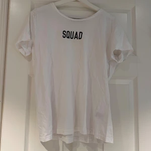 T-shirt  - Vit T-shirt från Lager 157 med texten ”Squad” på. Storlek L och mycket bra skick💕