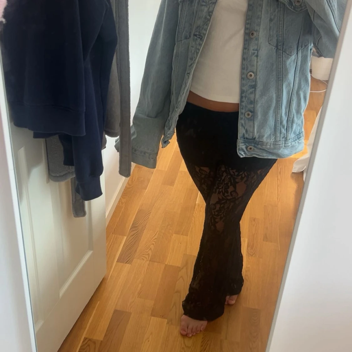 Svarta spetsbyxor med utsvängda ben