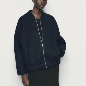 zara jacka - Säljer en svart oversized teddyjacka med rak passform och grov dragkedja framtill. storlek xs-s men stor i storleken så sitter fortfarande oversized på mig med s-m. i princip knappt använd så väldigt bra skick!