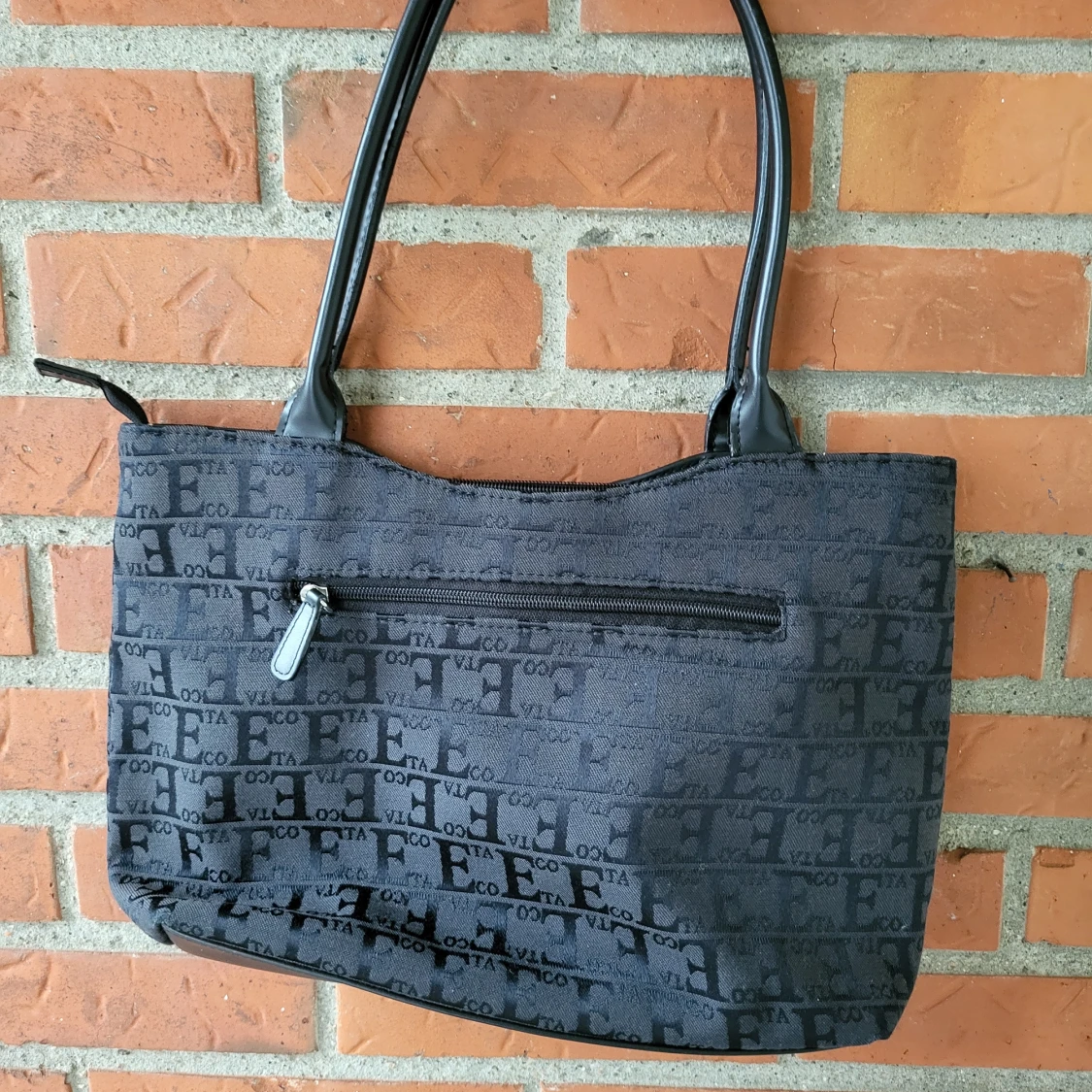 Svart axelväska från Ecco med mönster - 1