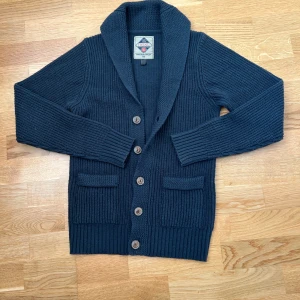 Cardigan  - Tvär fet stickad cardigan st xs passar till allt navy blue bara att höra av er vid frågor tvär skön till höst och vintern 