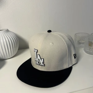 LA Keps Svart och Vitt - Säljer denna Svart och Vita LA Keps