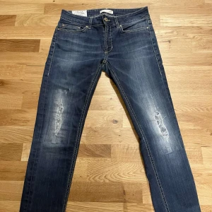 Dondup jeans  - Säljer ett par riktigt snygga mörkblå Dondup jeans med vita slitningar. De är i storlek 29 30 och i riktigt fint skick. Perfekta nu till hösten om man letar efter snygga jeans. Har man några frågor eller vill ha mer bilder är det bara att höra av sig