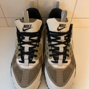 Nike Air Max sneakers beige/svart - Säljer mina Nike Air Max som är i bra skick, vid snabb affär bättre pris!