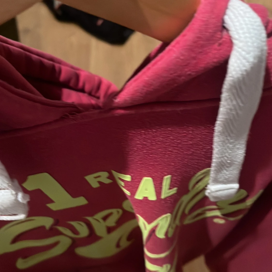 Röd hoodie från Superdry med tryck - 1