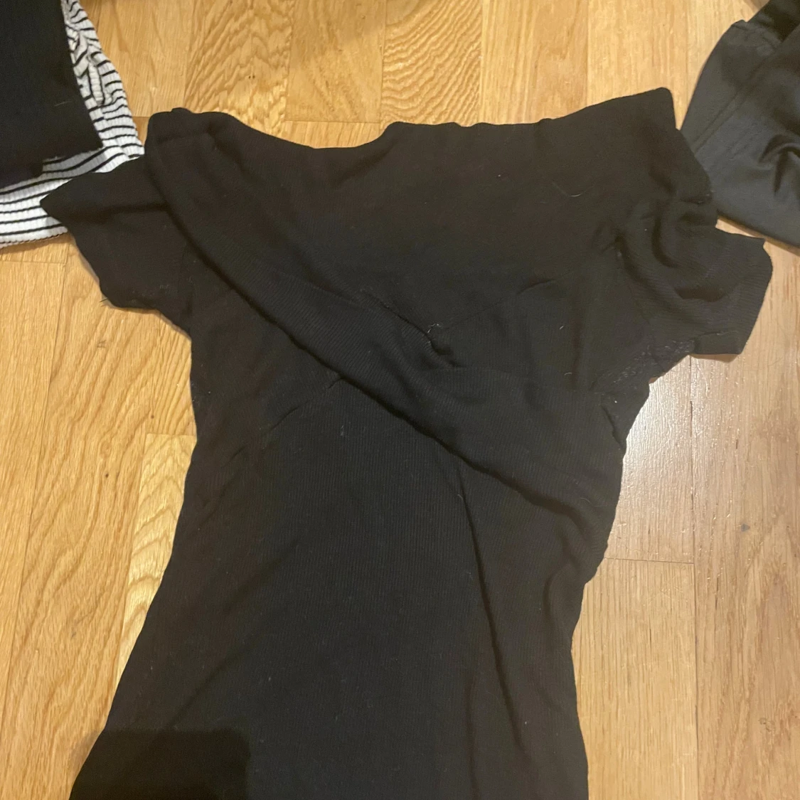 Svart omlott topp med v-ringning - 1