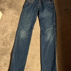 Blå jeans från Replay  - Säljer mina replay anbass jeans som inte har kommit till användning för dom är för stora. Storleken är w28 och om ni har någon fråga så är de bara att fråga. köpt för 1120kr