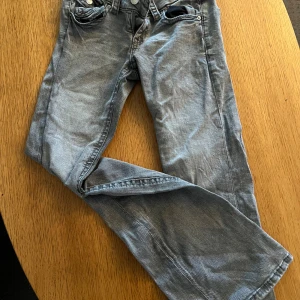 Grå jeans från Gina Tricot, stl 152 - Snygga grå jeans från Gina Tricot i storlek 152. Klassisk femficksmodell med raka ben och normal passform. Perfekta till vardags och lätta att matcha med olika stilar. Tillverkade i mjukt bomullsmaterial för skön känsla hela dagen.