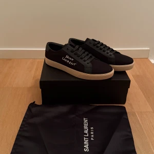 Svarta Saint Laurent sneakers - Snygga svarta skor från Saint Laurent perfekta för att klä upp sig men även vara casual. Det är bara att skriva ifall ni vill ha fler bilder