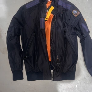 Para jumpers jacka  - Kedjan behöver lagras tror jag annars är den som nu 