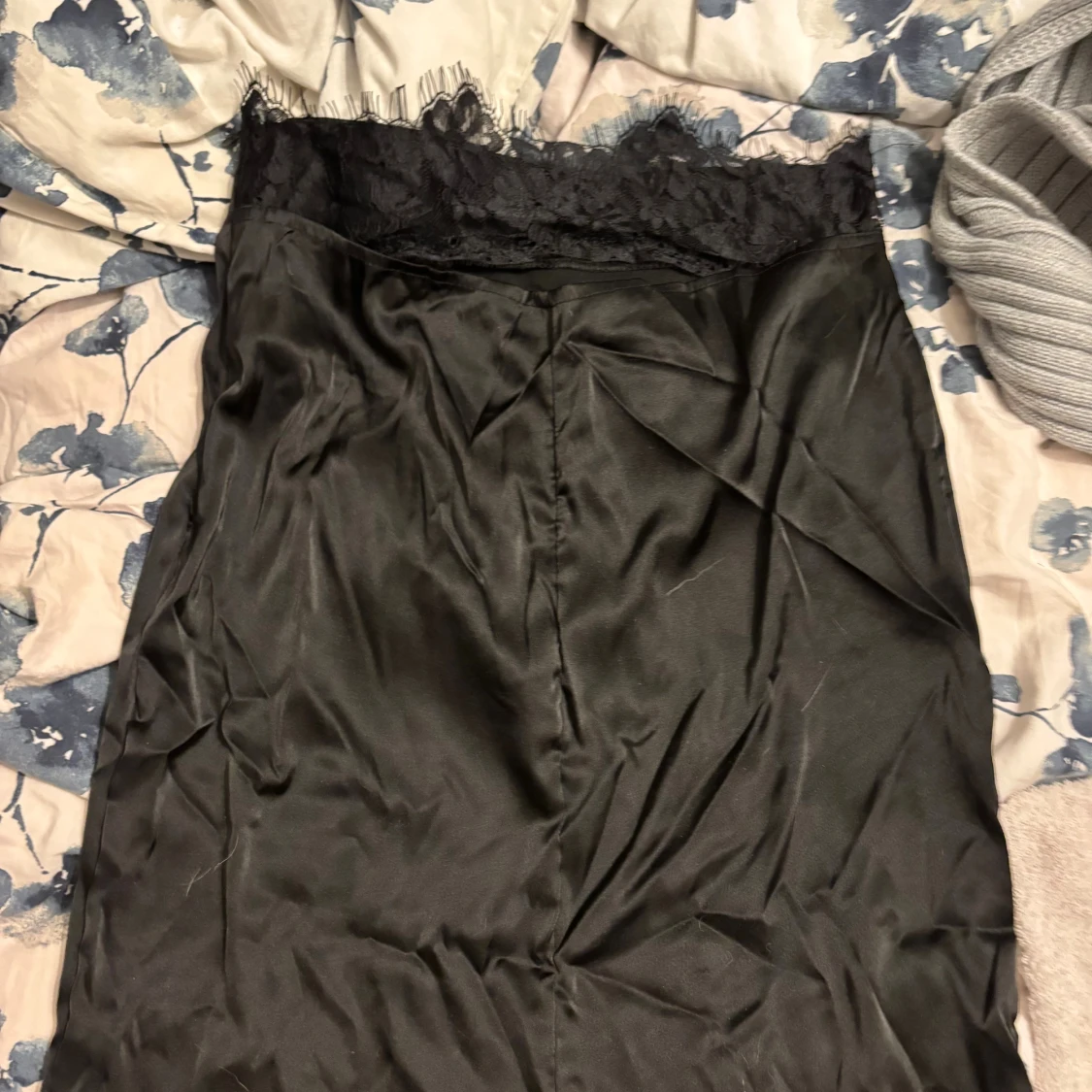 Svart långkjol i satin med spetskant - 1