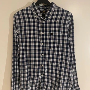 Rutig Lee skjorta - Riktigt snygg rutig Lee skjorta i skönt material! 100% bomull. Frågar så är de bara o skriva!