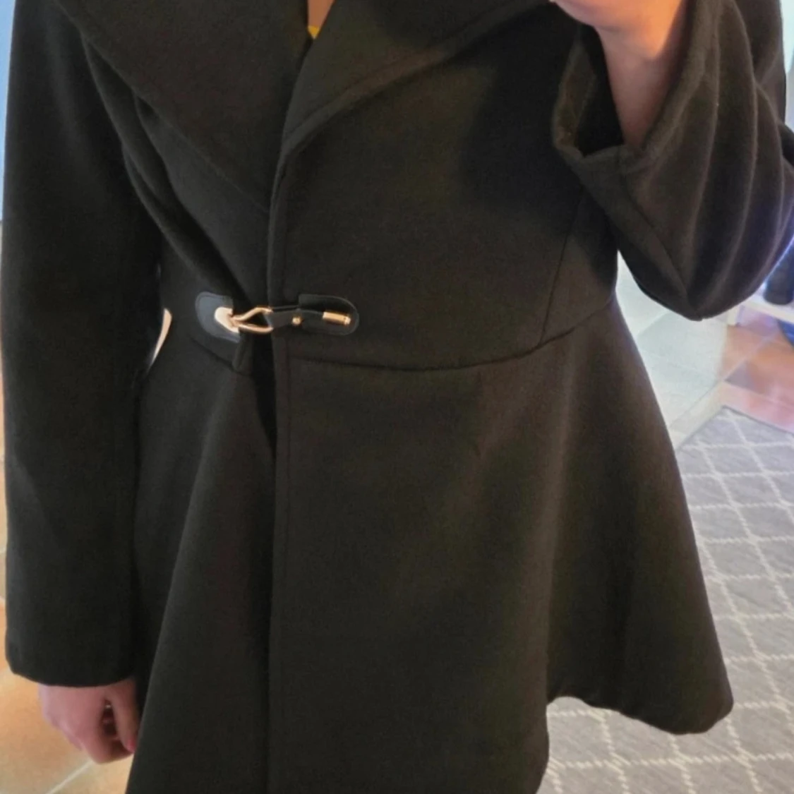 Höst/Vinterkappa med guldspänne / Svart Figurnära Peplum-Jacka Strl M - Stor Krage & Guldspänne - 4