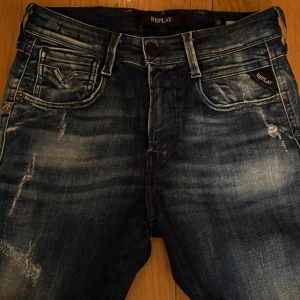 Replay jeans - Replay jeans modell bronny sitter slim w 28 L 30 praktiskt sätt oänvända så i sprillans skick. En rätt så unik fade med snygga slitningar! Längd 94 cm midjemått 35x2 cm men kan passa lite större met tanke på att materialet är lite stretchigt! Nypris 1800kr