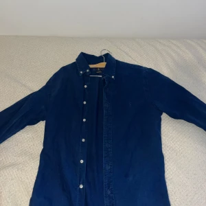POLO SKJORTA - Hejsan 👋🏼  Säljer denna sköna Ralph Laurent skjorta, använd två gånger och sedan har den bara legat i garderoben därav säljer jag den. Den har inga som helst tecken på användning, inga hål eller liknande defekter. Skjortan är i storlek S, om någon har frågor eller funderingar så är det bara att höra av sig 😊  pris kan diskuteras vid snabb och smidig affär!! 