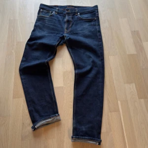 Ace selvedge jeans - ACE selvedge jeans från nudie jeans. Lean Dean, 34/32. Modellen är 185 cm och väger 81 kg. Skulle säga att de passar alla mellan 30 & 34 beroende på hur man vill att de ska sitta. Dem är tvättade en gång och har inga defekter. nypris för ace selvedge jeans ligger på 3500kr. Om du har några frågor eller ett bud så får du gärna höra av dig 🤩