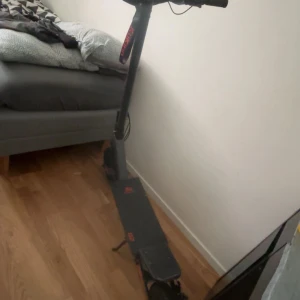 Kugoo Kukirin G2 Pro El-scooter - Kugoo Kukirin G2 Pro el-scooter med digital display, robust ram och sportig design. Toppfart upp till 58 km/h, räckvidd ca 15 km enligt display. Synligt i gott skick, inga större repor eller skador. Perfekt för pendling eller fritid.