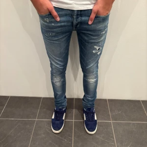 Dondup Jeans George  - Dondup Jeans George! Trendigaste jeansen på marknaden.  Skick= 9,5/10 Ny pris= 4000 kr Säljs för= 1399 kr (Modellen har original slitningar från fabrik vilket är väldigt eftertraktat och populärt)