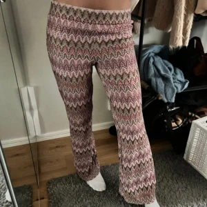 Mönstrade sicksack byxor i rosa  - Missoni inspirerande byxor så kallade orrebyxor dock med ett virkat material, fråga gärna efter fler bilder om intresserad. Sitter bra på mig som är 175❣️