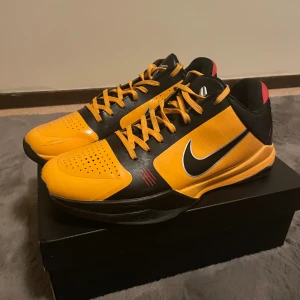 Nike Kobe 5 Protro Bruce Lee - Nike Kobe 5 Protro sneakers i en fet gul och svart färgway med röda detaljer. . Säljer dessa pga av för små och dom är endast använda 3 gånger så i fint skick fortfarande!😊 pris kan diskuteras vid snabb affär!