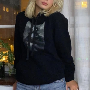 Svart Hoodie  - Säljer min Hoodie från thecoolelephant i storlek S.