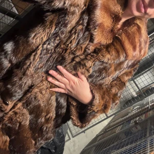 Brun pälsjacka med bred krage - Säljer en brun handsydd äkta pälsjacka med bred krage och lång passform. Jackan har ett lyxigt och fluffigt utseende med naturliga färgskiftningar i pälsen. Mjuk päls. Ingen aning om vilket djur men ChatGPT tror mink utifrån bilderna. Långärmad och loose fit, perfekt för dig som vill sticka ut med en statement piece.      Förvarats väl inpaketerad på en isolerad varm vind. 