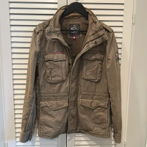 Superdry fieldjacket   - Säljer den här tvärfeta Field jackan från superdry, jackan är bra skick och perfekt för kallare höstdagar🍁🍂 Bara att höra av sig vid fler frågor!📲📲