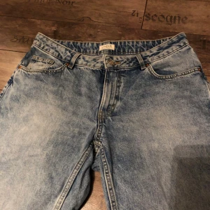 Ljusblå raka jeans från Lindex - Ljusblå jeans från Lindex med klassisk femficksmodell och raka ben. Jeansen är midwaist och är tillverkade i denim med snyggt tvättad finish. Perfekta för dig som gillar en avslappnad och tidlös look.