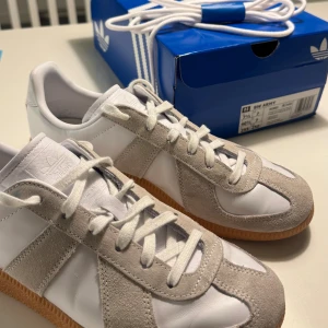 Adidas BW army ”gats” sneakers - Säljer dessa riktigt feta adidas gatsen! Använda ca 4 gånger och finns en pytteliten blå missfärgning på högerskon (bild 5) men märks absolut inte. Strl 40 2/3, nypris 1749 kr men säljs billigt för vill bli av med de! Pris är hugget i sten alltså inga bud!