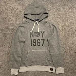 Polo Ralph Lauren Hoodie - Tja säljer nu en riktigt snygg Polo Ralph Lauren Hoodie i storlek M för endast 999kr! Pris är ej hugget i sten, hör av er i dm vid funderingar 🙌
