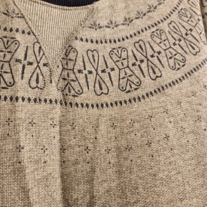 Grå farfarströja med fint mönster i krage och ärmar - Grå farfarströja med fint mönster i krage och ärmar