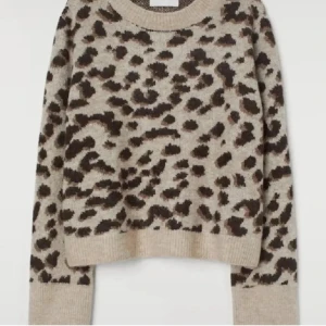 leopard kofta - så snygg och trendig leopard kofta från hm 🐆har ingen lapp där bak men chansar på xs-s noppig men kan tas bort enkelt med en noppbortagare 