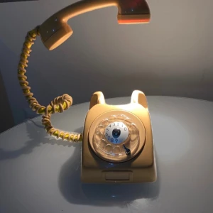 Dialog retrolampa – handgjord unik svensk design - Unik handgjord bordslampa skapad av en klassisk Telia Dialog-telefon från 70–80-talet. En ikonisk bit svensk design som fått nytt liv som lampa.  Luren fungerar som lampskärm och sprider ett mjukt, fokuserat ljus. Lampan är justerbar i höjd, fullt fungerande och tillverkad med omsorg i varje detalj.  Perfekt som skrivbordslampa, nattdukslampa eller som en unik inredningsdetalj med retrostil.  Pris: från 550 kr Skicka meddelande med önskad färg eller eventuell modell, så tar vi det vidare därifrå