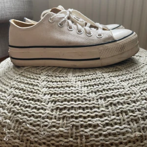 Vita Converse All Star sneakers - Säljer ett par klassiska vita Converse All Star sneakers i canvas. Sparsamt använda men någon fläck, har inte tvättat. 
