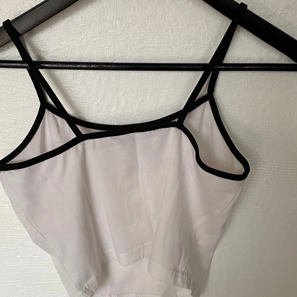 Vit croppad linnetopp med fjäril - 1