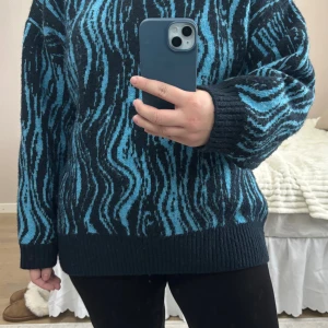 Monki stickad tröja - Randig stickad tröja från Monkl, storlek S. Använd fåtal gånger. Vid frågor är de bara att skriva.