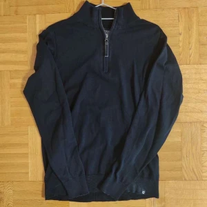 Halv Zip Tröja - Indicode halvzip tröja i svart färg för män. Storlek M i fint skick utan några skador. Pris 99