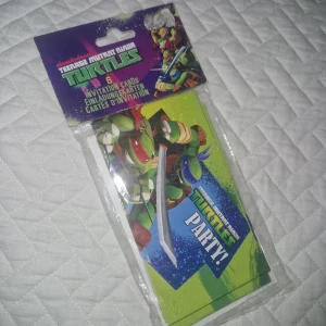 Inbjudningskort  - Fixa den ultimata festen med dessa coola Teenage Mutant Ninja Turtles inbjudningskort! Perfekt för dig som älskar action och vill bjuda in vänner till ett episkt party. Paketet innehåller 6 färgglada kort med dina favorit-turtlar.